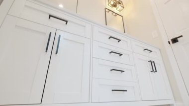 Modern Tiled Banyo with Duş modern ev, gayrimenkul iç. Yüksek kalite 4k görüntü
