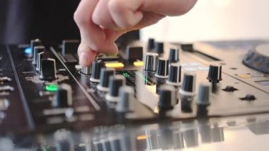 Bir etkinlikte ses karıştırıcı, müzik ekipmanları yakın çekim. Yüksek kalite 4k görüntü