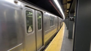 New York Manhattan metro treni metro istasyonuna varmak üzere. Yüksek kalite 4k görüntü