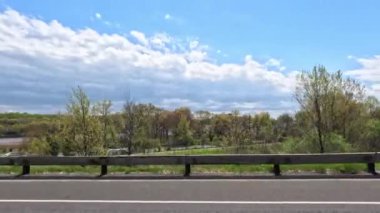 Ormanlı bir araba yolculuğunda araba kullanmanın kötü tarafı. Yüksek kalite 4k görüntü