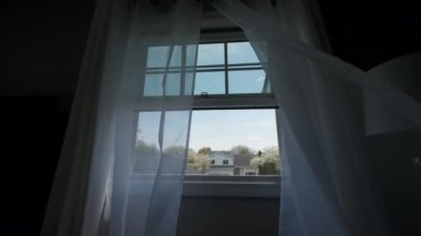 Şeffaf pencere perdesi, rüzgar tarafından yavaşça hareket ettirilmiş. Yüksek kalite 4k görüntü