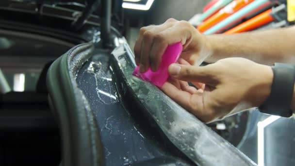 Процесс Нанесения Защитной Пленки Ppf Автомобиль Руки Профессионала Наносят Защитную — стоковое видео