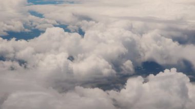 Bulutların üzerinde uçan kanat, yolcu tarafından lomboz deliğinden görüldüğü gibi. Geniş açı. Yüksek kalite 4k görüntü