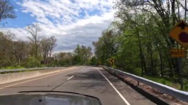 Ormanlı bir araba yolculuğunda araba kullanmanın kötü tarafı. Yüksek kalite 4k görüntü