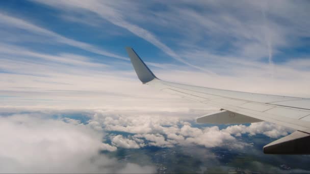 Ala Volar Por Encima Las Nubes Avión Visto Por Pasajero — Vídeos de Stock