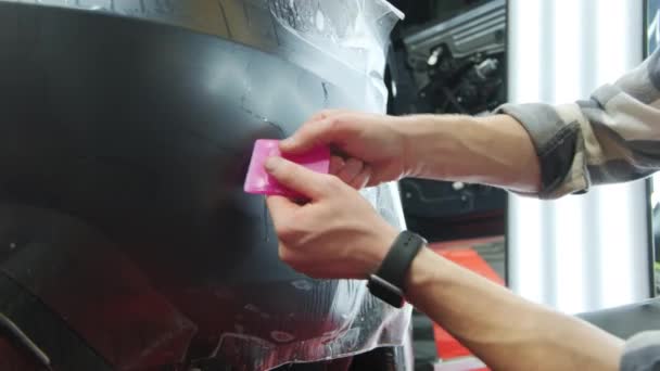 Proses Pengaplikasian Film Ppf Pelindung Mobil Tangan Seorang Profesional Menerapkan — Stok Video