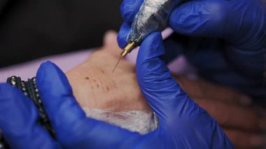 Kırışıklıkları düzleştirir ve yaşlı bir kadının ellerindeki pıhtılaşma ve argon pıhtılaşmasını azaltır. Yüksek kalite 4k görüntü