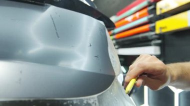 Bir arabaya koruyucu PPF filmi uygulanma süreci. Bir profesyonelin elleri laminatın koruyucu filmini uyguluyor. - Evet. Yüksek kalite 4k görüntü