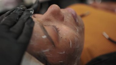  Genç bir kadın güzellik uzmanı, cilt bakımı, temizlik ve nemlendirici, spa konsepti gibi konularda yalan söyler. Yüksek kalite 4k görüntü