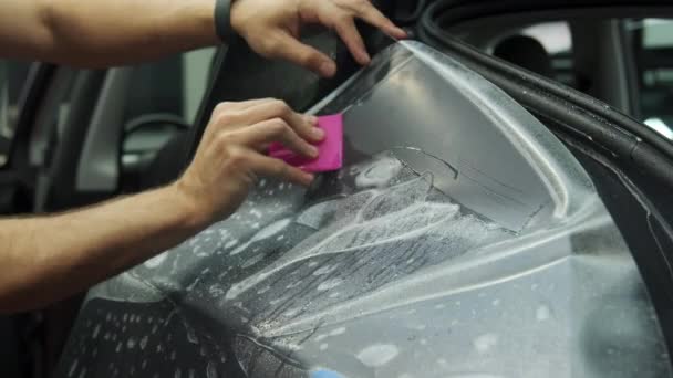 保護Ppfフィルムを車に適用するプロセス ラミネートの保護膜を適用する専門家の手 そうだ 高品質4K映像 — ストック動画