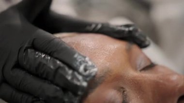  Genç bir kadın güzellik uzmanı, cilt bakımı, temizlik ve nemlendirici, spa konsepti gibi konularda yalan söyler. Yüksek kalite 4k görüntü