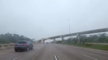 Otobanda sürerken Yoğun Sağanak 'ın POV görüntüsü. Yüksek kalite 4k görüntü