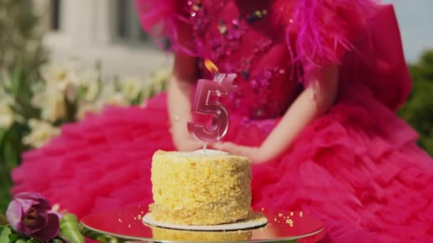 Палаючі Свічки Торт День Народження Барвисті Свічки Полум Домашньому Торті — стокове відео