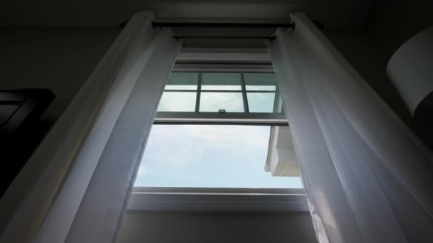 透明な窓カーテン ゆっくりと風によって移動します 高品質4K映像 — ストック動画