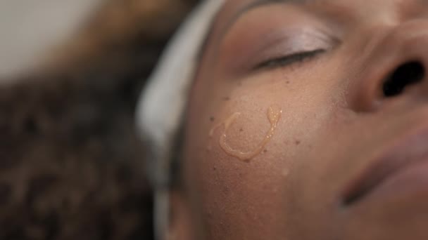 Молода Жінка Лежить Процедурах Косметолога Догляді Шкірою Очищенні Зволожувачі Спа — стокове відео