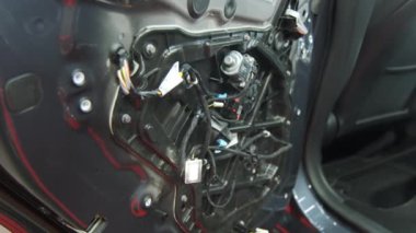 Tamirhane, araba tamircisi tarafından bakılıyor. Yüksek kalite 4k görüntü