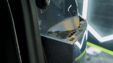 Tamirhane, araba tamircisi tarafından bakılıyor. Yüksek kalite 4k görüntü