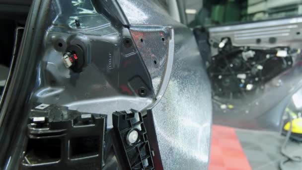 将Ppf保护膜应用于汽车的过程 使用保护膜层压板的专业人员的手 是的高质量的4K镜头 — 图库视频影像