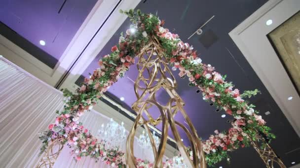 Decorazione Nozze Arco Floreale Sulla Festa Ricevimento Filmati Alta Qualità — Video Stock