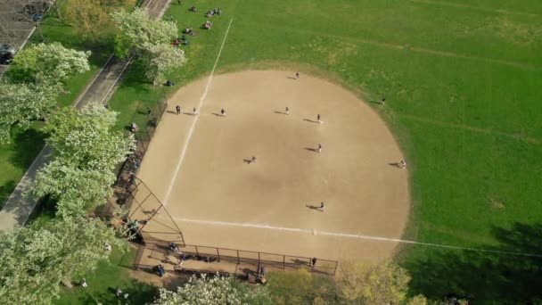 在一个阳光灿烂的日子里 空中拍摄棒球选手在比赛中打球的镜头 高质量的4K镜头 — 图库视频影像