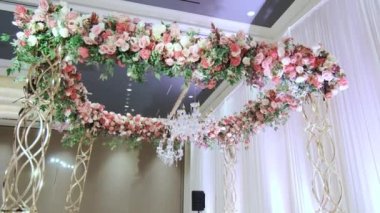 Düğün dekoru çiçek kemeri resepsiyon partisinde. - Evet. Yüksek kalite 4k görüntü