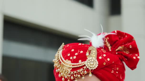 伝統的な結婚式の着用シャーワニを身に着けているインドの新郎のショットを閉じます 高品質4K映像 — ストック動画