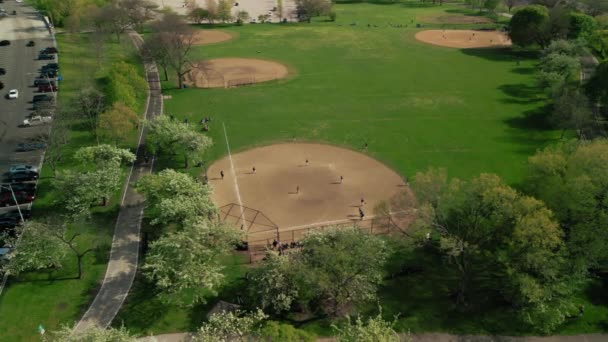 在一个阳光灿烂的日子里 空中拍摄棒球选手在比赛中打球的镜头 高质量的4K镜头 — 图库视频影像
