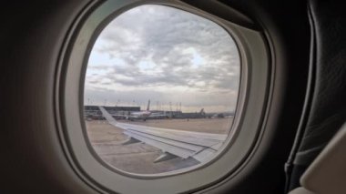 Chicago Ohare Uluslararası Havaalanı 'ndaki uçak. Jet lombozu manzarası. Şikago İl. ABD. Mart 29, 2022. Yüksek kalite 4k görüntü