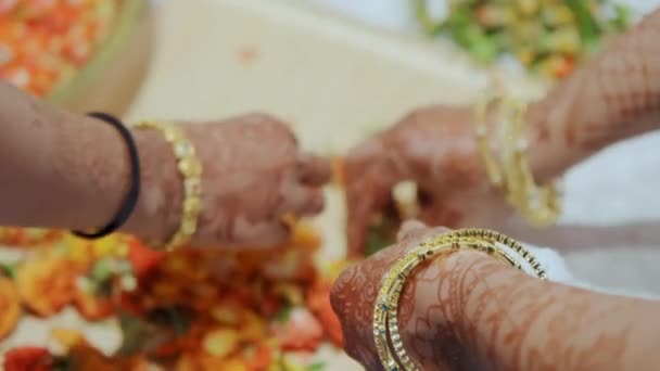 India Pareja Hindú Dando Sus Rituales Realiza Durante Ceremonia Boda — Vídeo de stock