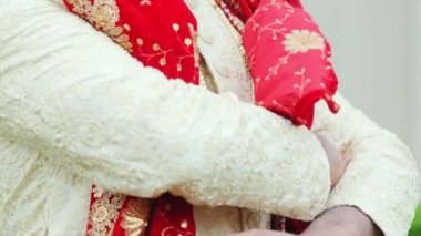 Geleneksel düğün giysisi Sherwani 'nin Hint damadının yakın çekimi. Yüksek kalite 4k görüntü