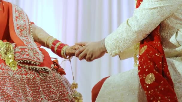 Индийская Индуистская Пара Проводит Свои Ритуалы Время Свадебной Церемонии Высококачественные — стоковое видео