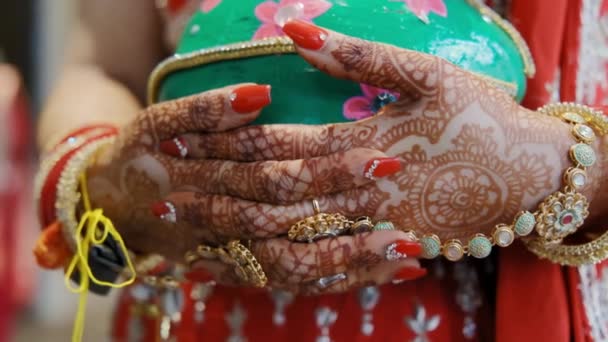 穿着传统印第安人婚纱的漂亮女人 高质量的4K镜头 — 图库视频影像
