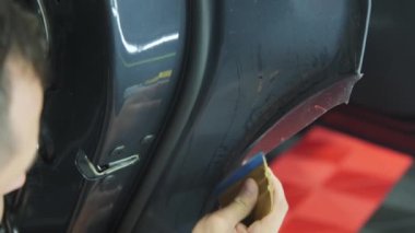 Bir arabaya koruyucu PPF filmi uygulanma süreci. Bir profesyonelin elleri laminatın koruyucu filmini uyguluyor. - Evet. Yüksek kalite 4k görüntü