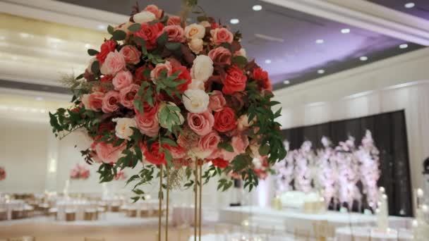 Kutlamalar Için Büyük Bir Salon Bir Düğün Salonu Dekorasyonu Yüksek — Stok video