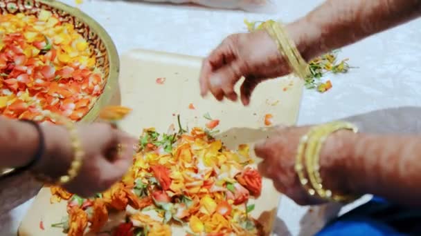 インドのヒンズー教徒のカップルは結婚式中に儀式を行っています 高品質4K映像 — ストック動画