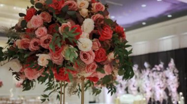 Kutlamalar için büyük bir salon. Bir düğün salonu dekorasyonu. Yüksek kalite 4k görüntü