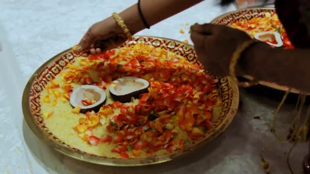 인도의 힌두교인 부부가 결혼식에서 의식을 거행하고 고품질 — 비디오