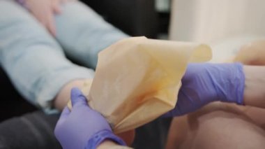 Foot SPA 'da parafin ağdası ile yapılan işlemler. Yüksek kalite 4k görüntü