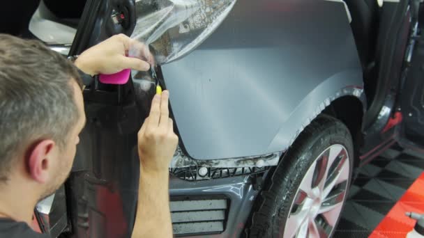 Proses Pengaplikasian Film Ppf Pelindung Mobil Tangan Seorang Profesional Menerapkan — Stok Video