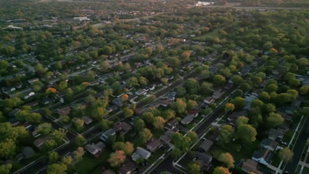 Renkli Ağaçların Konut Evlerinin Şehrin Yakınlarındaki Bahçelerin Yukarıdan Görünüşü Geniş — Stok video