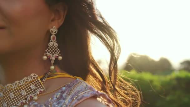 伝統的なインドの結婚式に身を包んだ美しい女性 高品質4K映像 — ストック動画