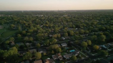 Renkli ağaçların, konut evlerinin ve şehrin yakınlarındaki bahçelerin yukarıdan görünüşü. Geniş açı. Yüksek kalite 4k görüntü