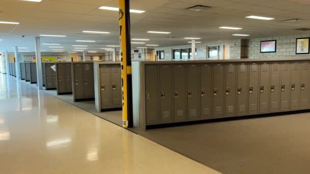 Ευρύ Πλάνο Των Lockers Στο Διάδρομο Του Σχολείου Υψηλής Ποιότητας — Αρχείο Βίντεο