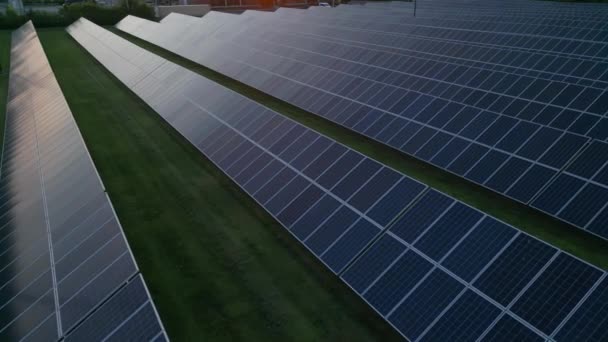Güneş Panellerinin Inanılmaz Günbatımı Görüntüsü Tarlalarda Sıralanmış Yeşil Enerji Manzarası — Stok video