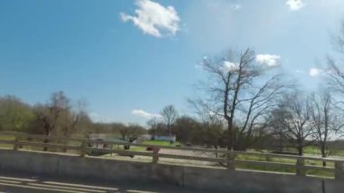 Güneşli bir günde ormanlık alanda geniş bir araba yolculuğu manzarası var. Houston TX. ABD 23 Mart 2023. Yüksek kalite 4k görüntü