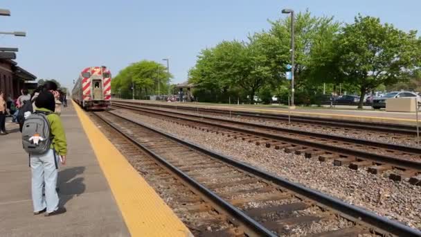 Naperville Illinois Estados Unidos Mayo 2023 Tren Metra Llega Estación — Vídeo de stock