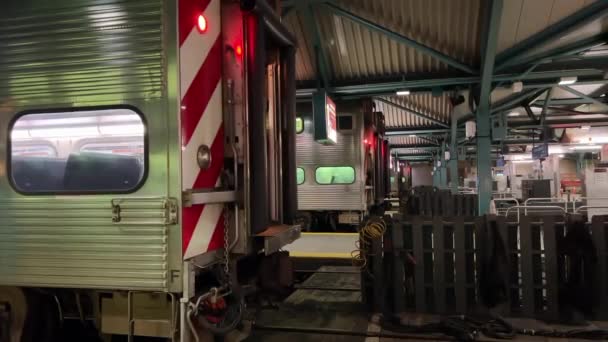 Chicago Illinois Estados Unidos Mayo 2023 Tren Metra Llega Estación — Vídeo de stock