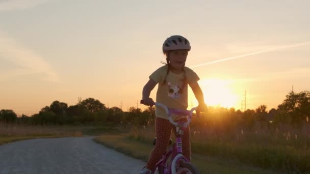 Счастливая Маленькая Девочка Катается Велосипеде Парковой Тропе Закате Солнца Высококачественные — стоковое видео