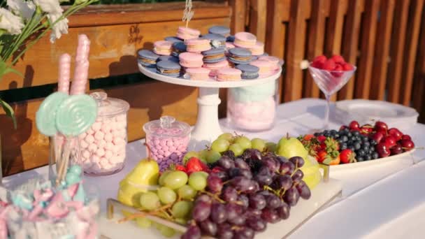 Detailní Záběr Candy Bar Banquet Hall Barevné Macarons Displeji Stojan — Stock video
