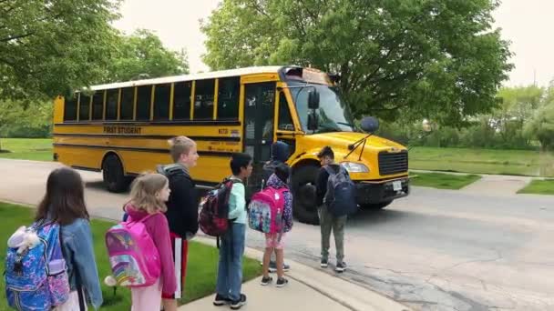 Naperville Usa Maja 2023 Żółty Autobus Szkolny Przejeżdżający Ulicą Tak — Wideo stockowe